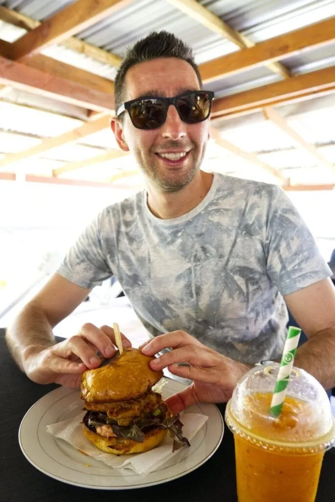 10 Best Cafes & Takeaways on Aitutaki 🍔
