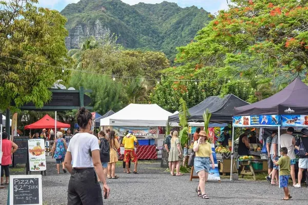 5 Best Markets in Rarotonga & the Cook Islands 🍍 [2025]