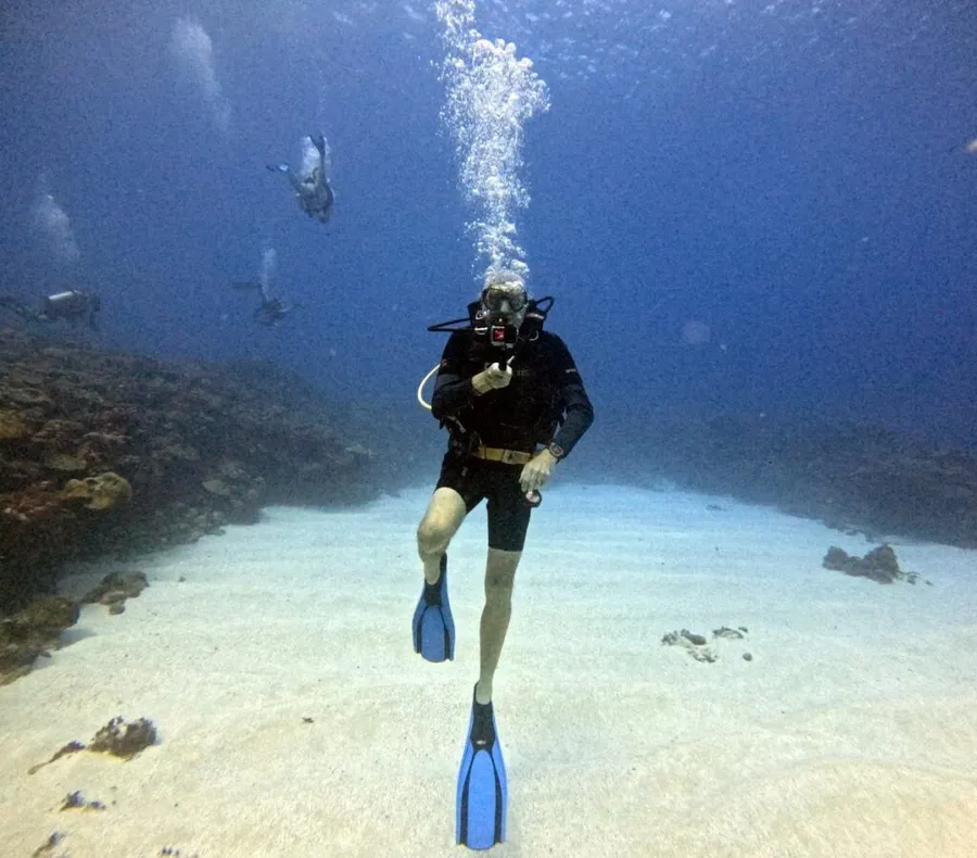Scuba CREDIT cookislandspocketguide.com 1024x899