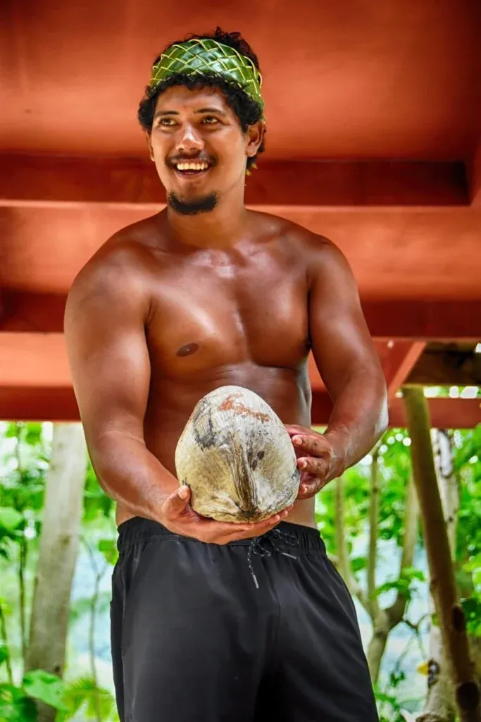 The Food Guide to Rarotonga: Places to Eat & Food Tours 🥥 [2025]